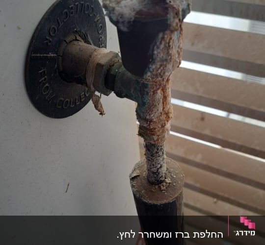 חלק עליון של דוד שמש עם חלודה ונזילה